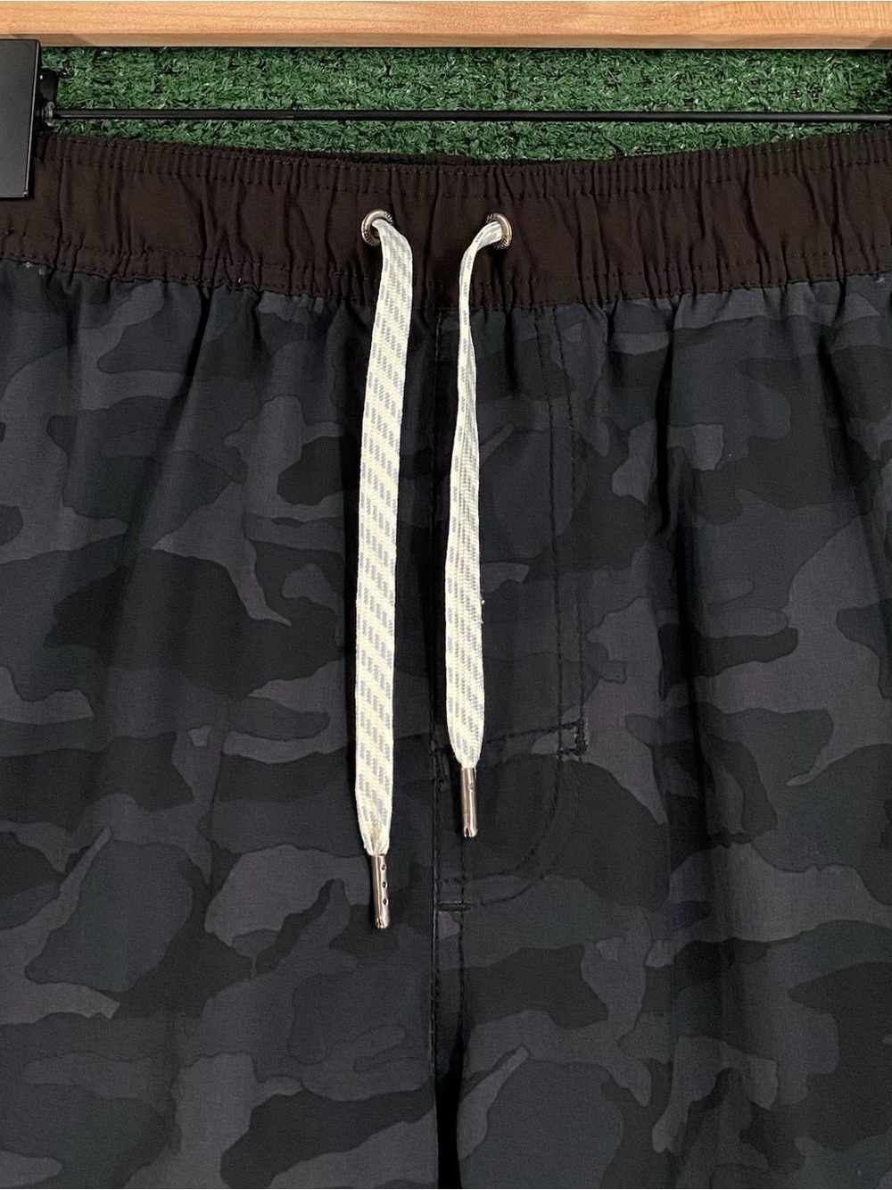 Vuori Kore Performance Black Watercolor Camo Camouflage Lined Shorts Mens Medium - Picture 2 of 8